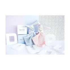 Conejo Peluche con pañuelo rosa en una caja de flores - Doudou et Compagnie