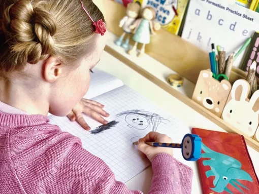 Escritorio y silla para niños de contrachapado y madera de hevea - Tender Leaf Toys