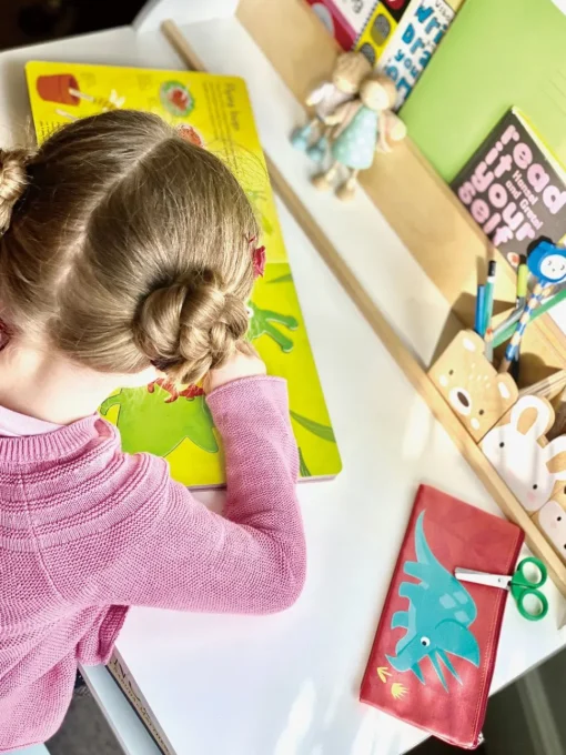 Escritorio y silla para niños de contrachapado y madera de hevea - Tender Leaf Toys