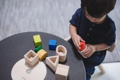 Formas geométricas que se anidan - Plan Toys