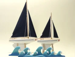 Velero Le Beajour con vela azul 30cm - Maison Tirot